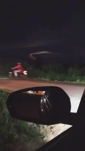 MAN FILMS ET UFO INSIDE THE CAR WATCH THE VIDEO AND SHARE