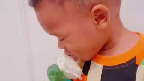 Adorable two-year-old sings 'Driver’s License' by Olivia Rodrigo