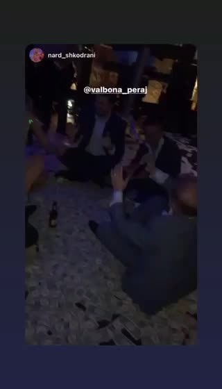 Kengetarja shqiptare mbulohet me para