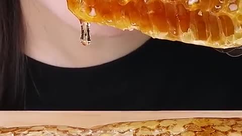 Raw HoneyComb #zoeyasmr #zoeymukbang #bigbites #mukbang #asmr #food #먹방 #틱톡푸드 #rawhoneycomb #honeyco