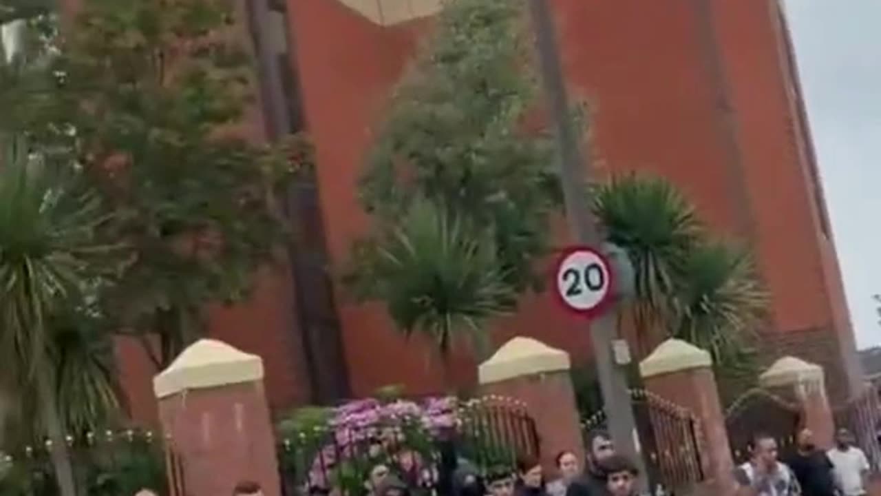 Muslim community protect mosque in Bolton UK