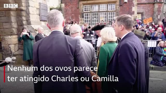 Manifestante atira ovos contra rei Charles