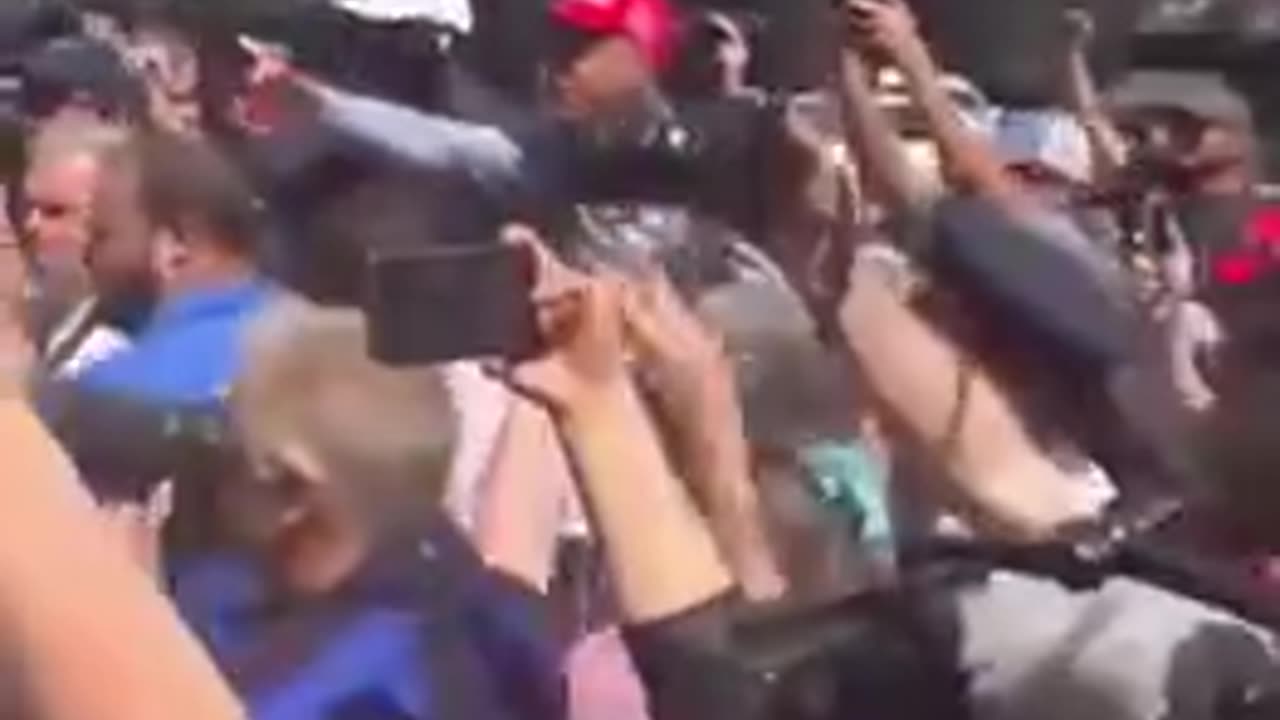 TRUMP SUPPORTERS SLAM ROBERT DE NIRO OUTSIDE COURT YOU'RE A NOBODY, YOUR MOVIES SUCK.