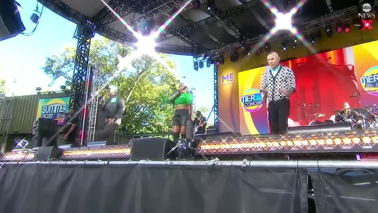 Black Eyed Peas perform 'Girl Like Me' on 'GMA' GMA