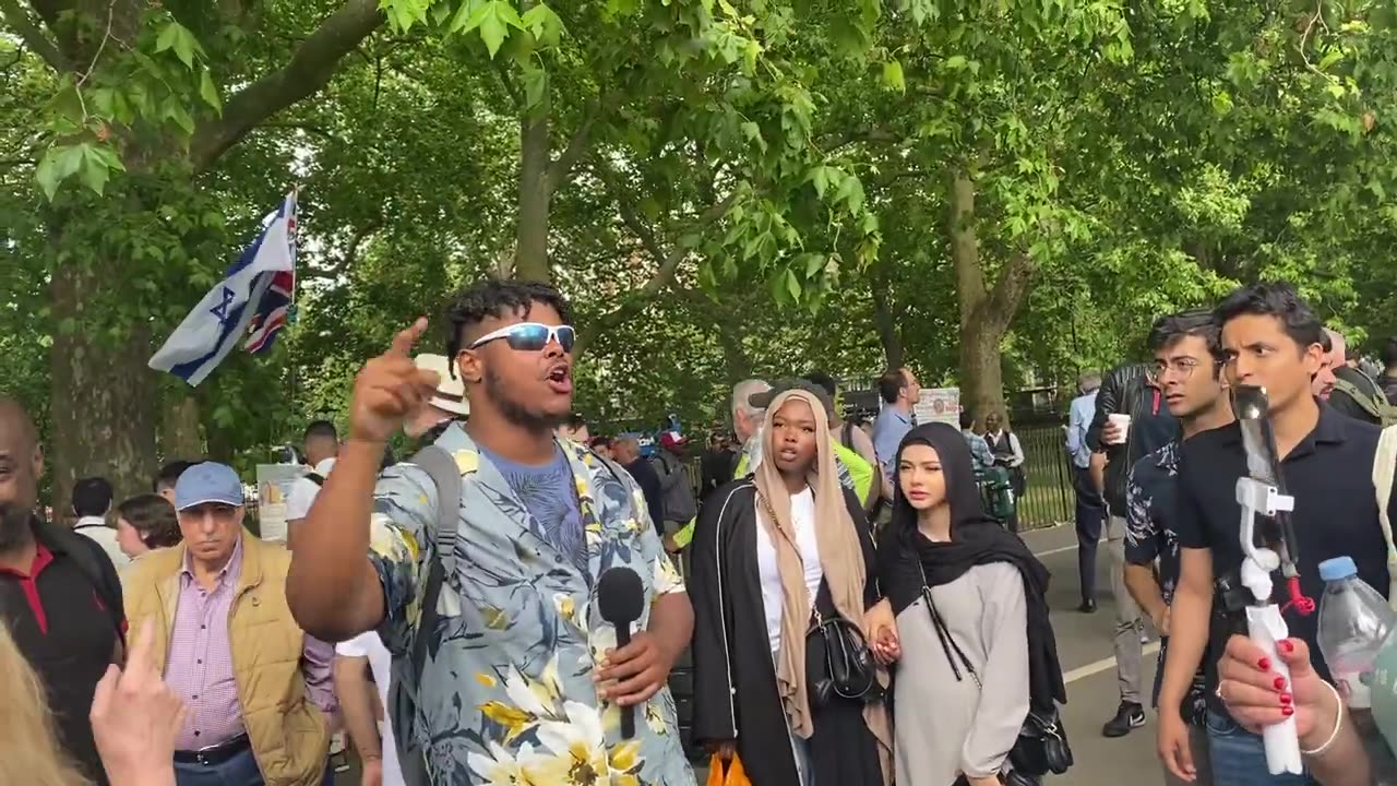 CHRISTIANS CONFRONTING EACH OTHER AGAIN _ SPEAKERS CORNER Catholic vs protestant