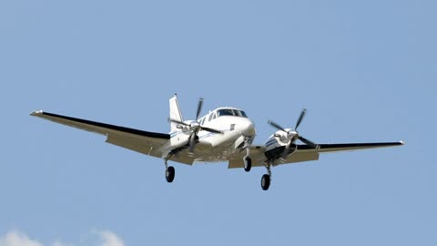 Passenger with No Idea How to Fly, Lands Aircraft in Florida Following Pilot's Medical Emergency