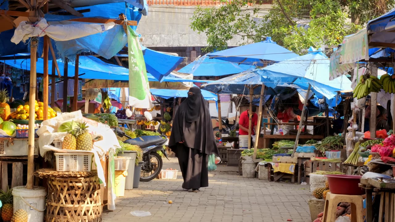 How To Eat When You Can’t Show Your Face!! Medan Street Food Tour in Indonesia!!