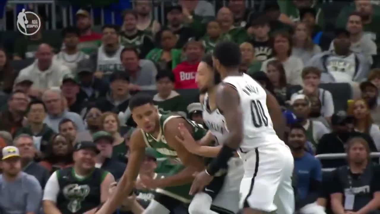 Giannis Antetokounmpo calls Ben Simmons too little after he gets the bully bucketš«¢