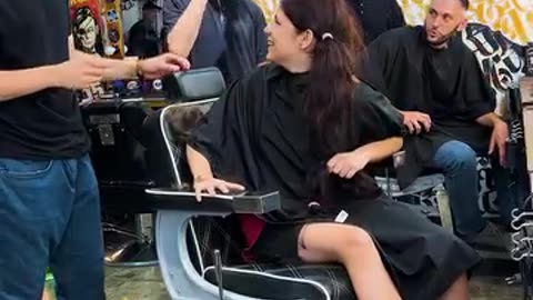 A girl shaved her hair to donate it : barbers supported her