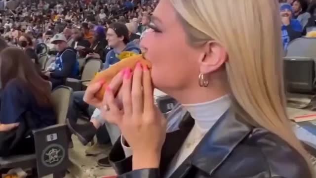 HOW TO EAT THE HOT DOG | Blonde Vs Black Bros