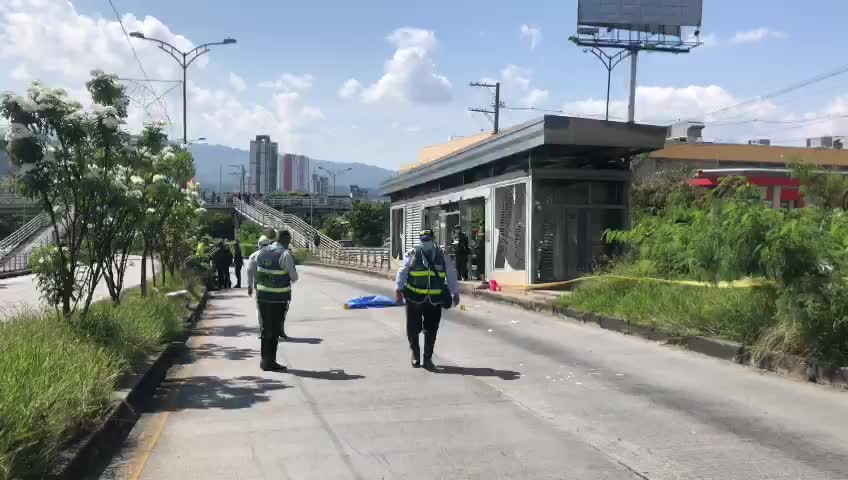 Mujer murió al ser arrollada por una moto de la Policía en la autopista a Floridablanca