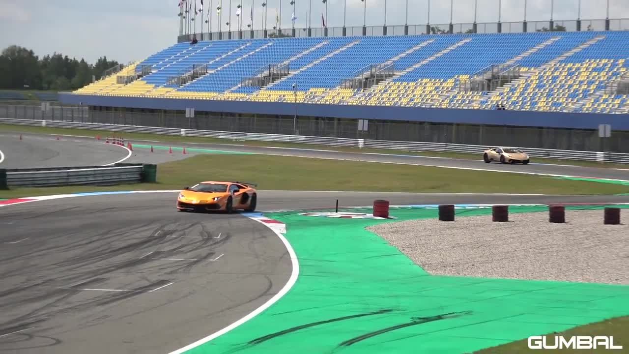 McLaren 570S vs Lamborghini Aventador SVJ