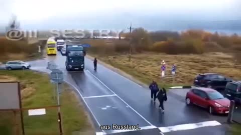 "Wohin als nächstes?" "Nach Litauen" Ksenia Sobtschak flieht aus Russland.