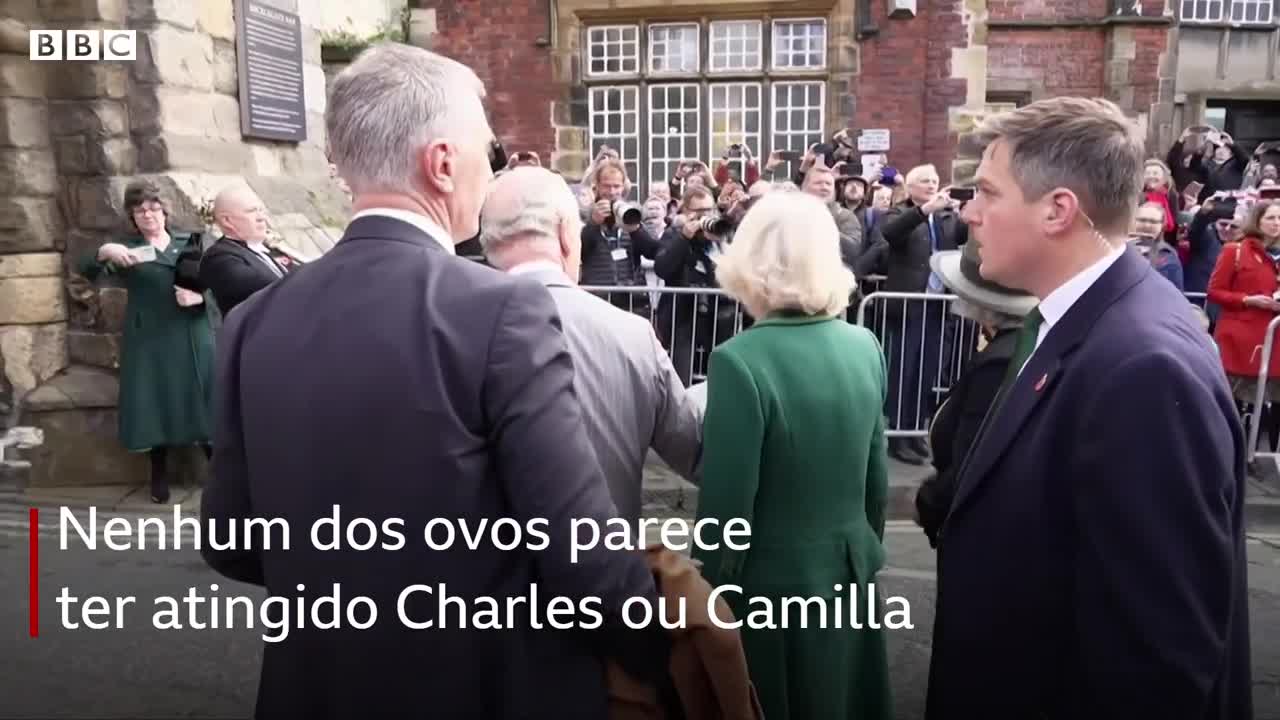 Manifestante atira ovos contra rei Charles