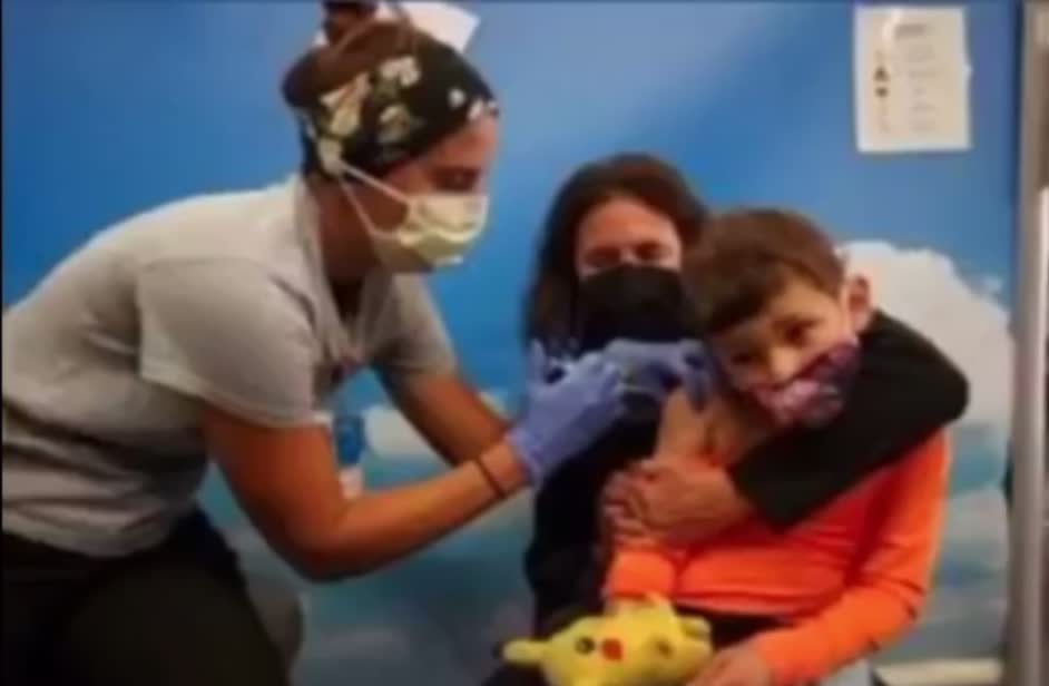 Sjuåring fått hjärtproblem efter sprutan. Pappan ringer och ställer frågor...