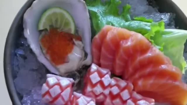 我今天教大家用生蚝、三文鱼制作一款刺身拼盘Today I will teach you how to make a sashimi platter with oysters and salmon