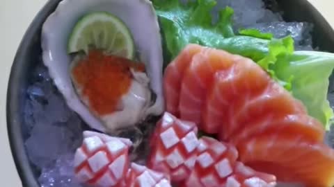 我今天教大家用生蚝、三文鱼制作一款刺身拼盘Today I will teach you how to make a sashimi platter with oysters and salmon