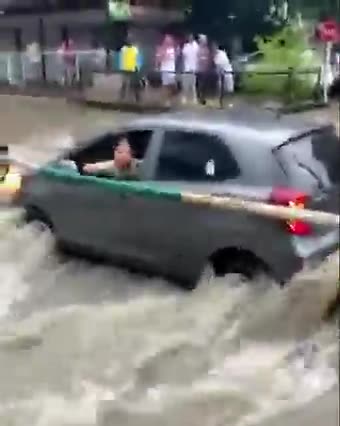Video: ¡Qué susto! Vehículo se quedó atrapado en arroyo de San pedro