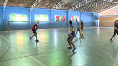 Atletas do badminton intensificam