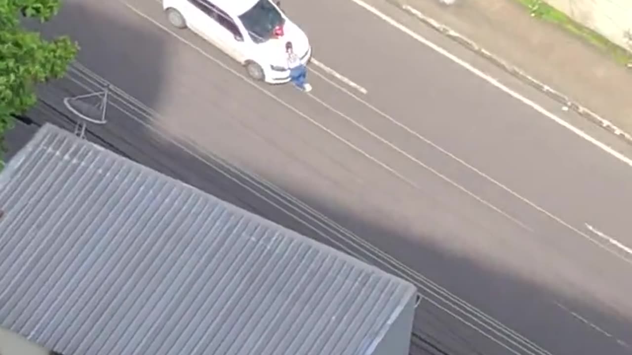 Durante manifestação na avenida Humberto Calderaro, mulher é arrastada por carro
