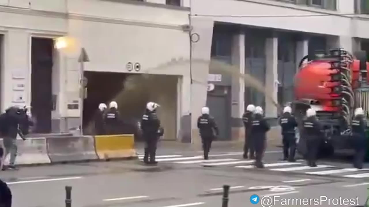 🚜 LMAO: Farmers spray dung on police in Belgium!!