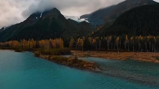 Almost looks not real 😍🍁 . Autumn Looks better when the water is fresh from a glacier 🧊💙