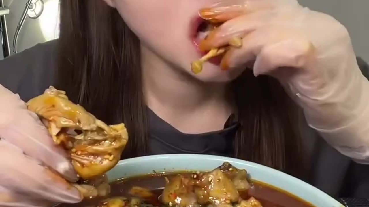 Chinese Girl Eating Lobster😱🦞