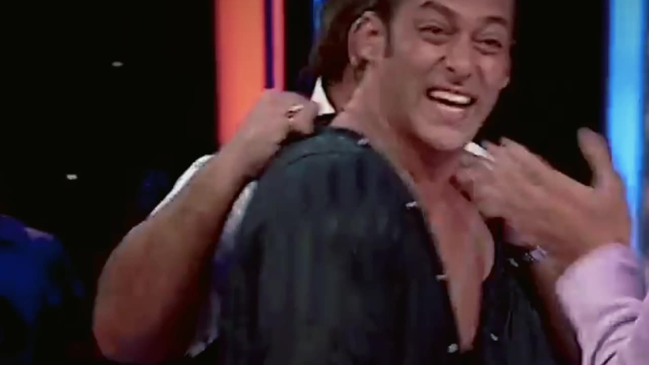 Salman Khan ने अपने show Dus ka Dum मैं 😱😱😍😍 उतारी अपनी Shirt Salman Khan goes Shirtless in #duskadum for fan contestant