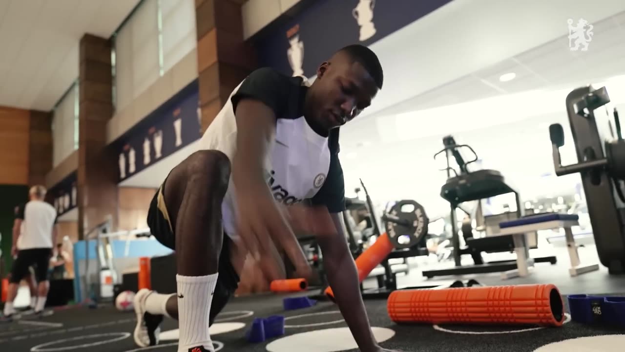 MOISÉS CAICEDO's First Training Session as a Blue! - Chelsea FC_7