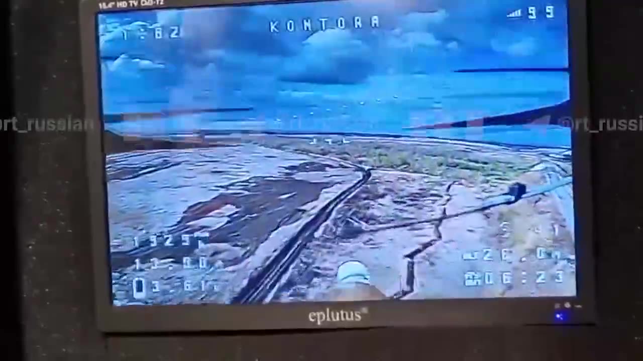 🇷🇺🇺🇦Destruction of a Ukrainian T-64BV by three FPV drones in the Kupyansk direction.