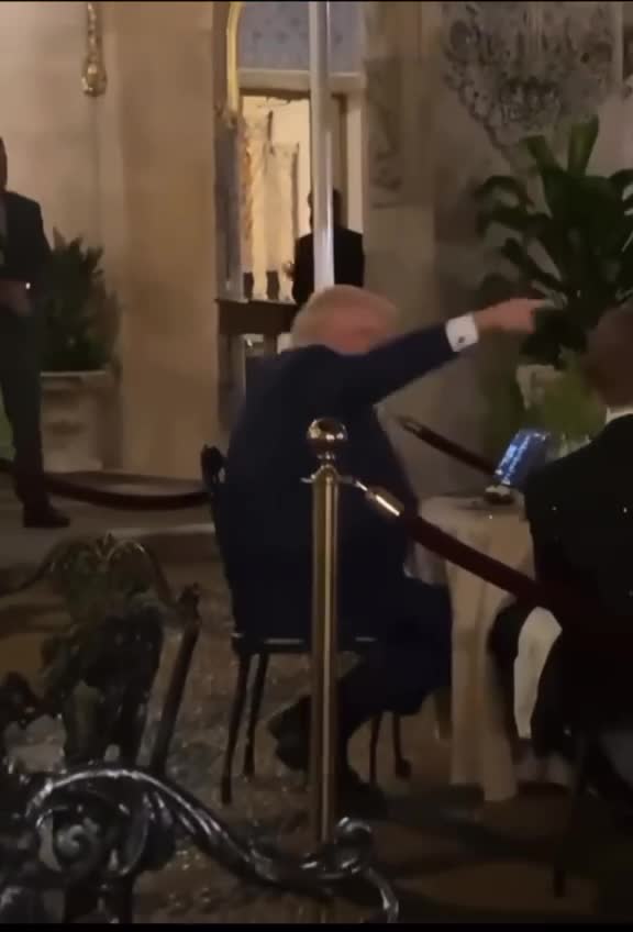Trump Randomly Dancing 😁