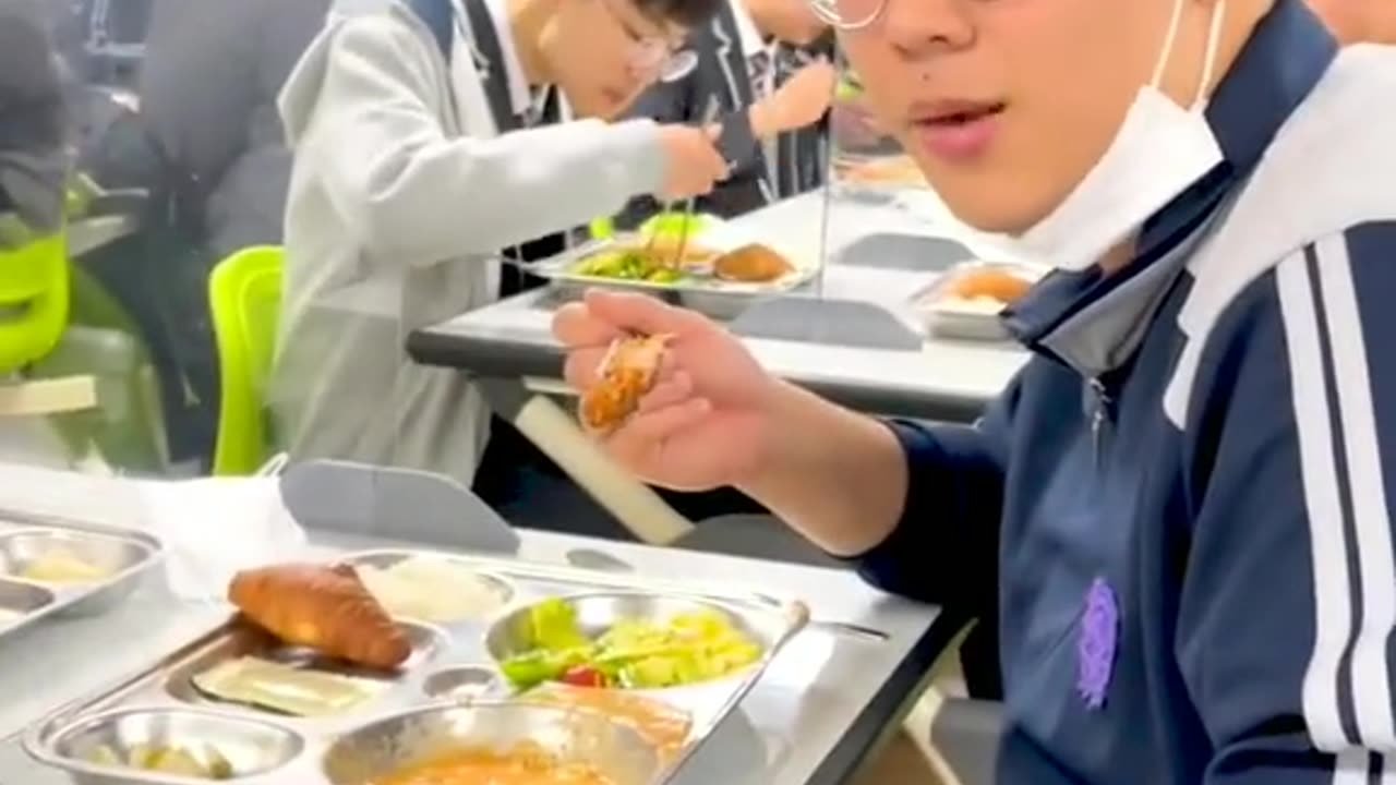 Makan sambil tatap2an