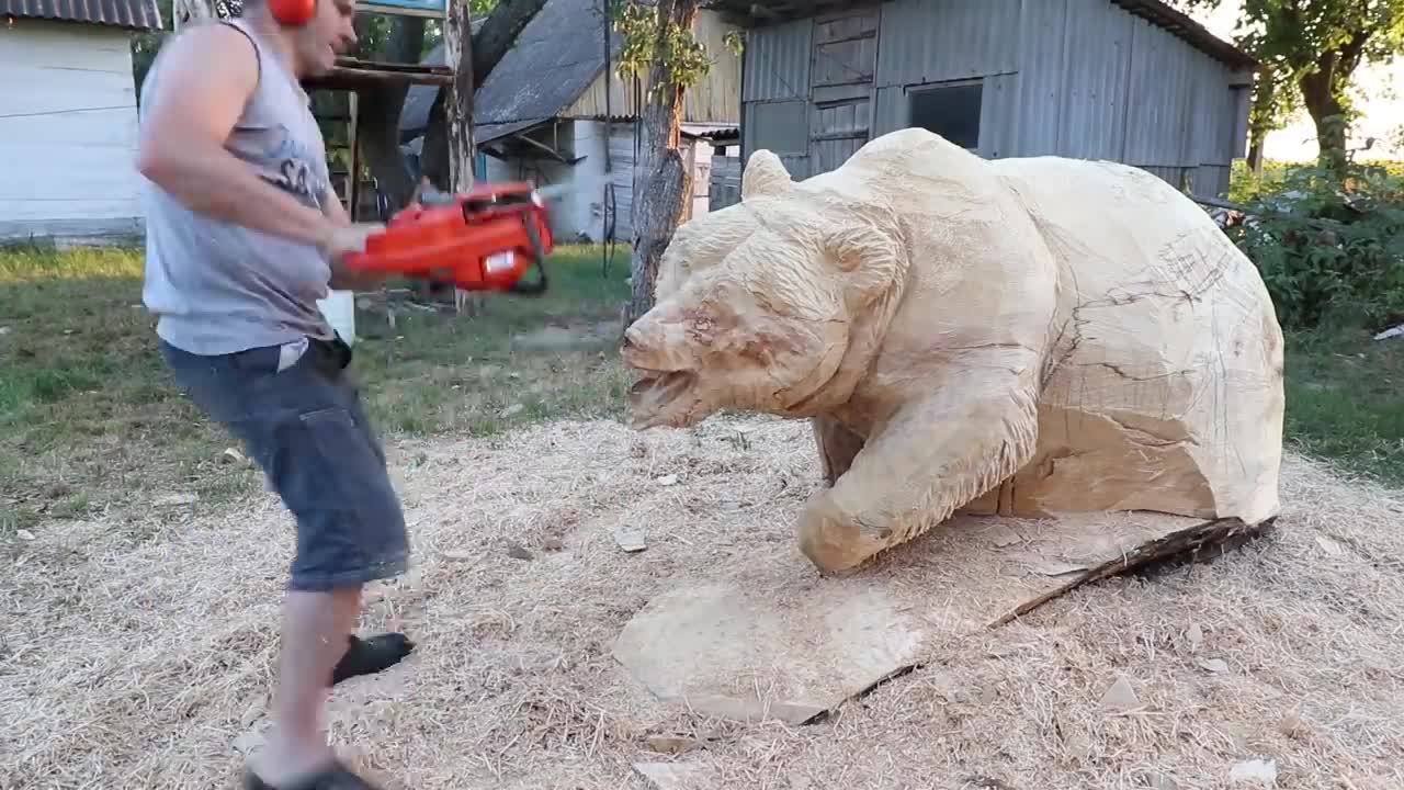 REAL SIZE WOODEN BEAR, amazing chainsaw wood carving