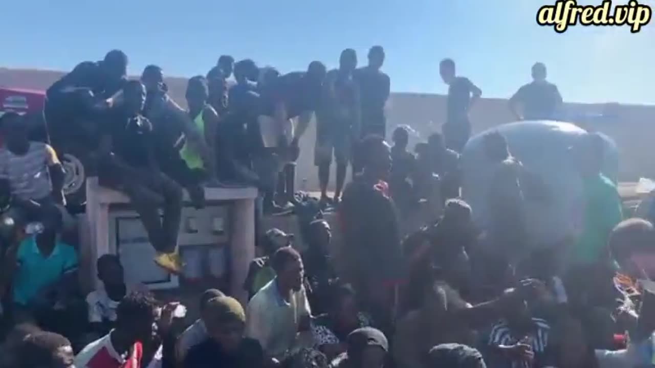 5000 African Migrants Arrive On The Italian Island Of Lampedusa Which Only Has 6000 Residents