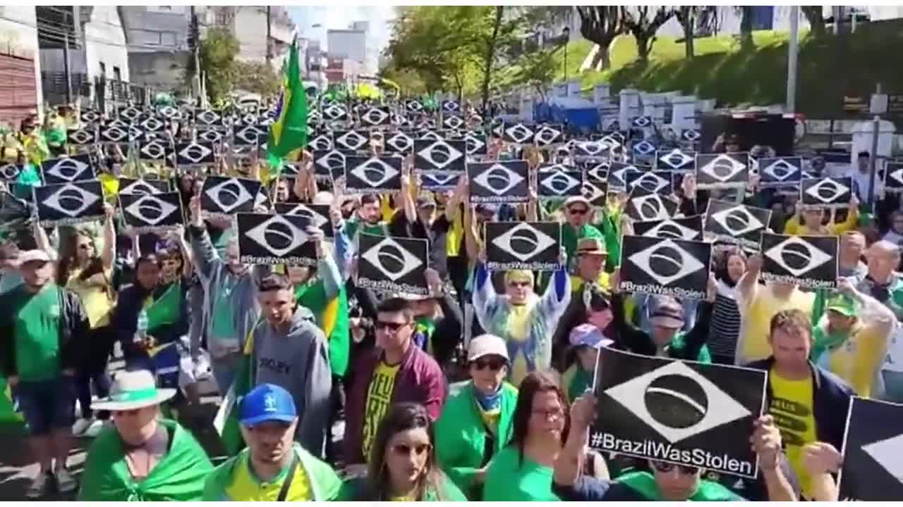 Golpistas: bolsonaristas pintam bandeira do Brasil de preto em Caxias do Sul (RS)