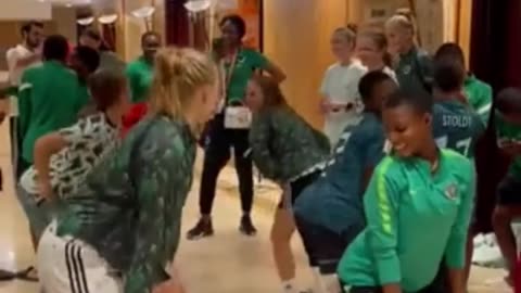 Nigerian U17 dance to some Naija Songs with the German U17 girls.