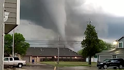 Video shows massive tornado outside Kansas city