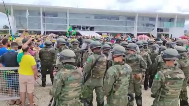 Índios protestam em frente ao Palácio do Planalto