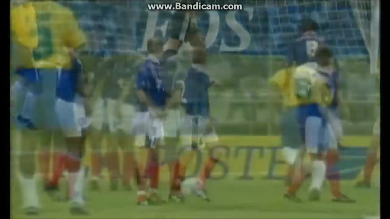 Roberto Carlos amazing free kick for Brazil football