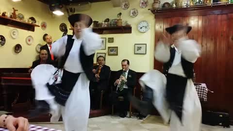 Hungarian men's traditional dance - Can you use the whip like this