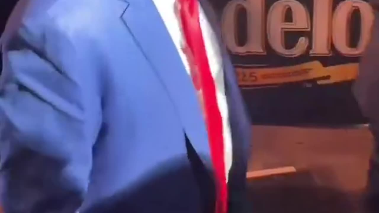 How Donald Trump got booed at a rally.