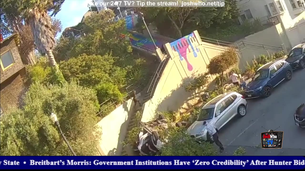 🎥🚗 A car flips over a flight of stairs on July 22. 🏙️🚙