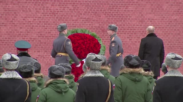 Putin lays wreath to honor armed forces