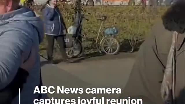 James Longman encounters special moment while interviewing activist in Kherson l ABC News