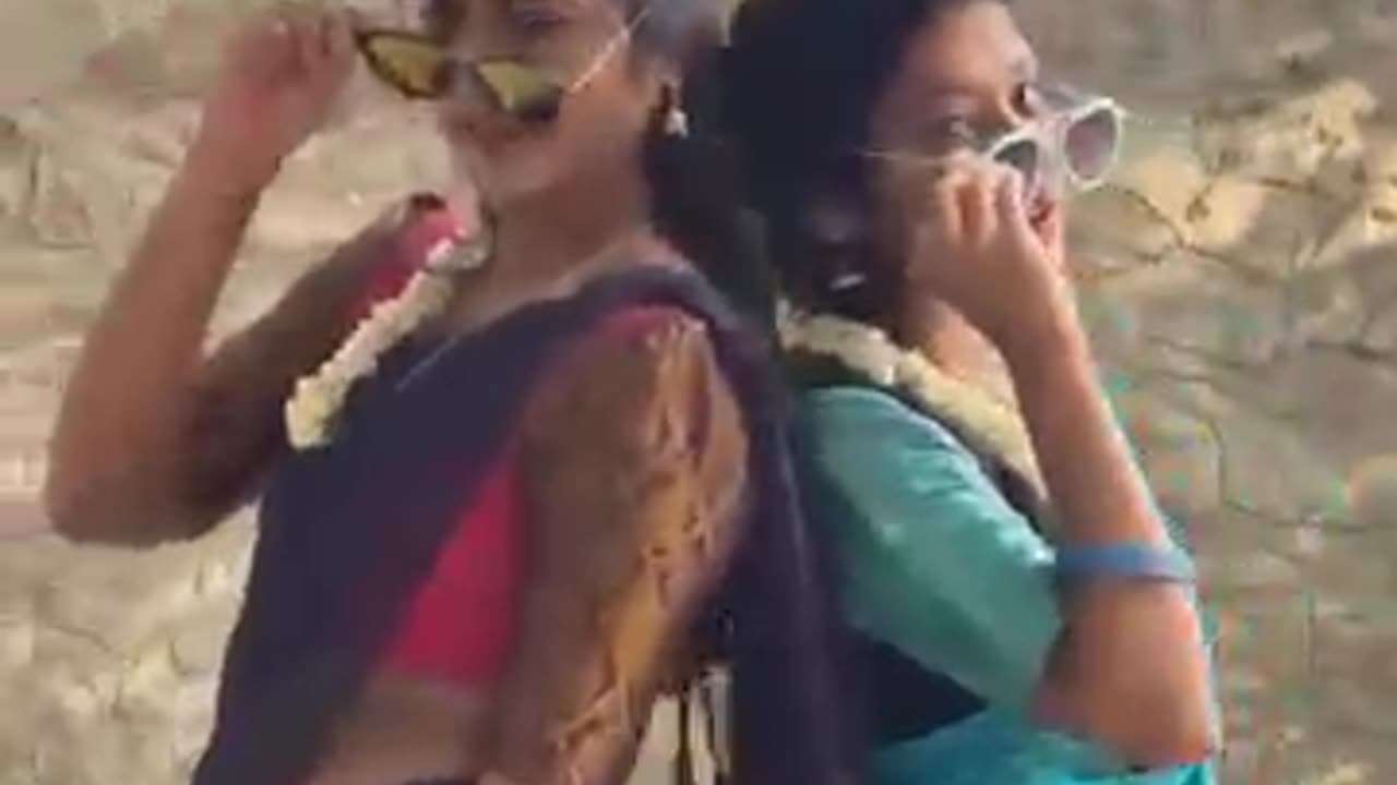 Indian girls off saree Dance