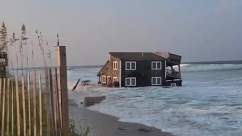 ⚡️Beachfront home falls into the Atlantic Ocean on North Carolina’s Outer Banks