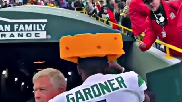 Sauce Gardner steals cheesehead and taunts Packers fans😹👎🏾