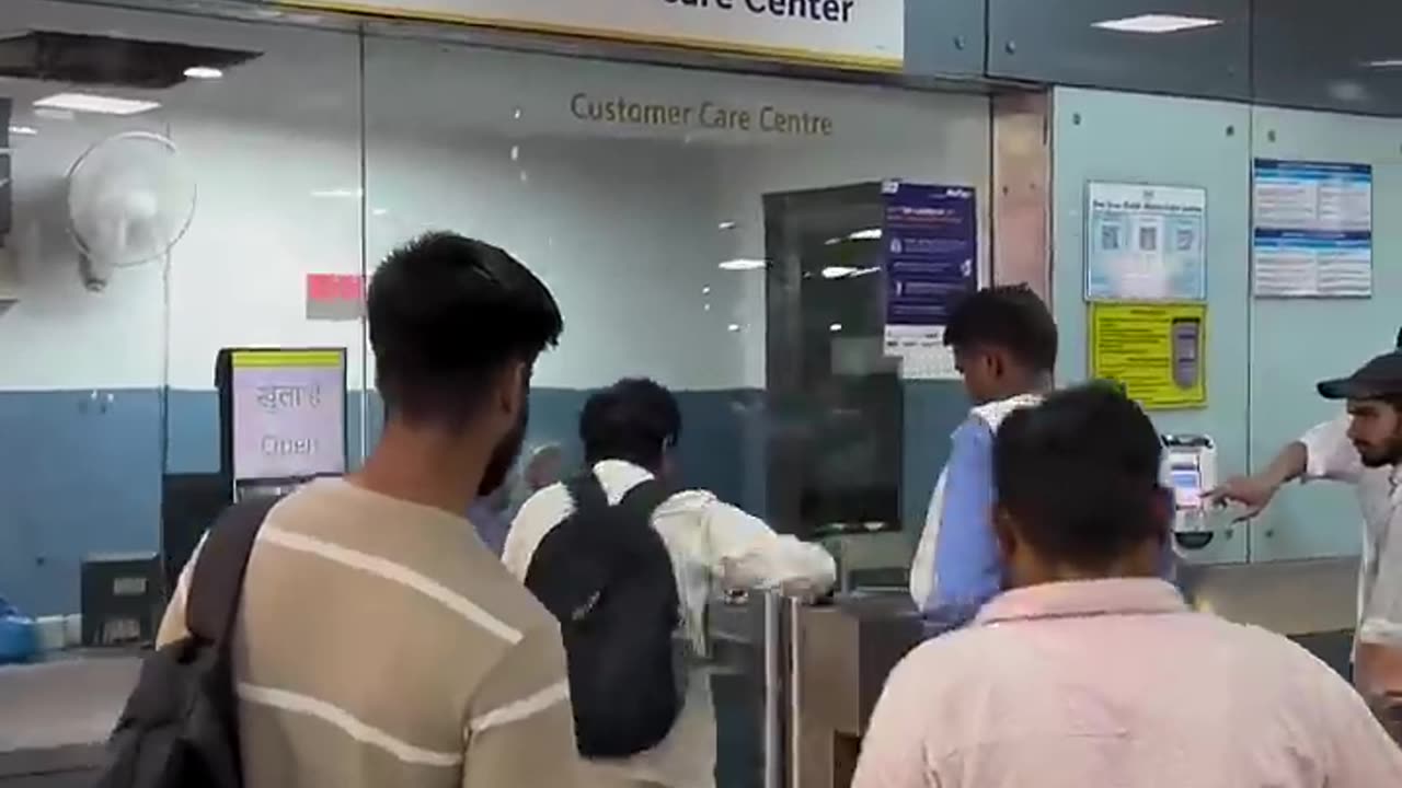 Delhi metro me aapka Swagat hai 🤣😜