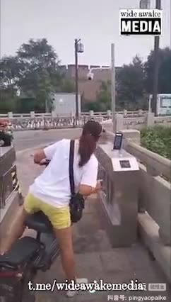 W Chinach obywatele muszą przejść przez bariery bezpieczeństwa w stylu lotnisk, wyposażone w kamery