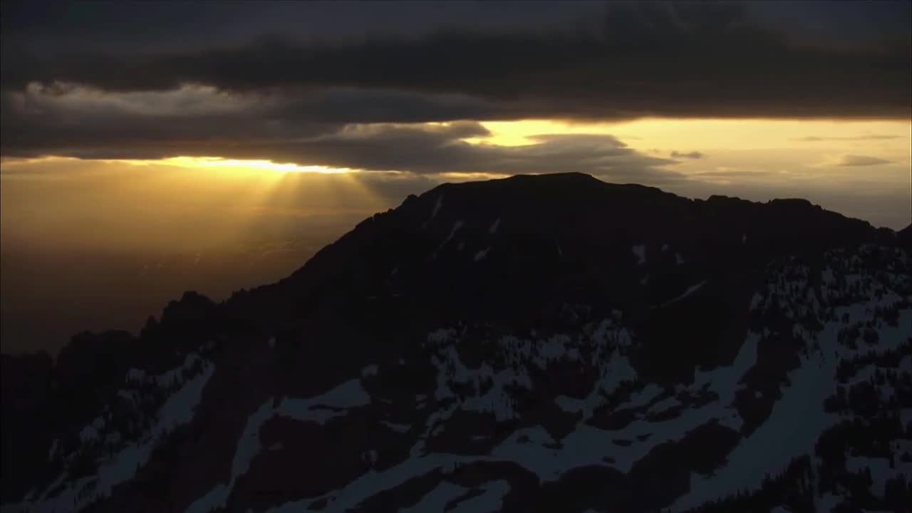 A foot apart between mountains and clouds